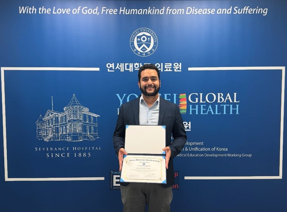 Dr. Jônatas durante treinamento em cirurgia robótica na Coreia do Sul