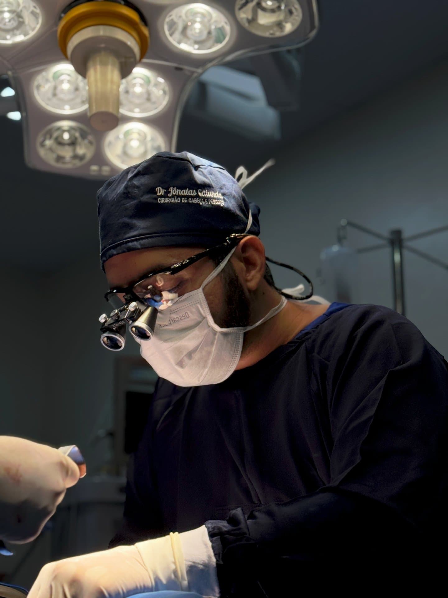 Dr. Jônatas em cirurgia