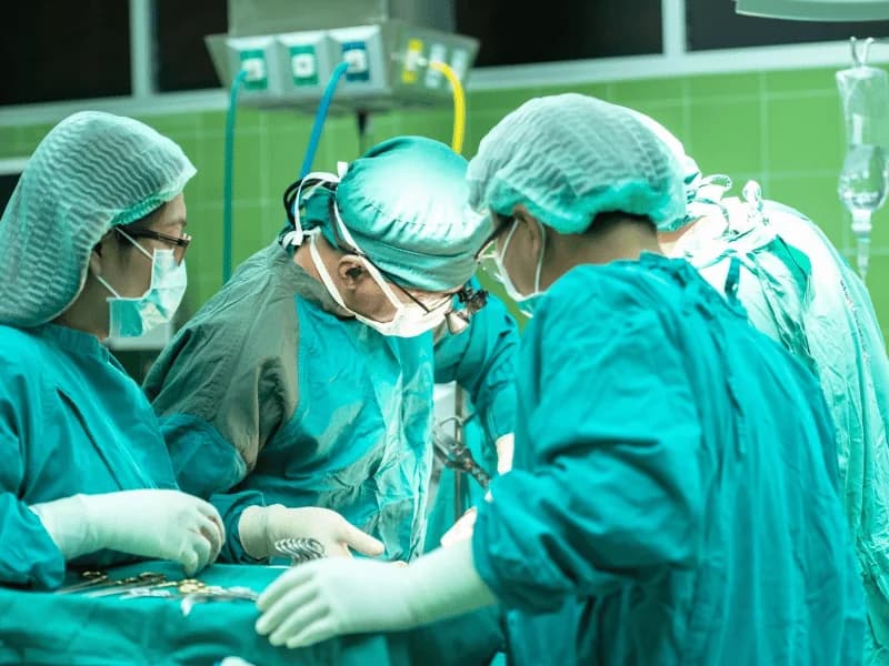 O Plano Era uma Cirurgia Pequena. Dentro da Sala, Tudo Mudou