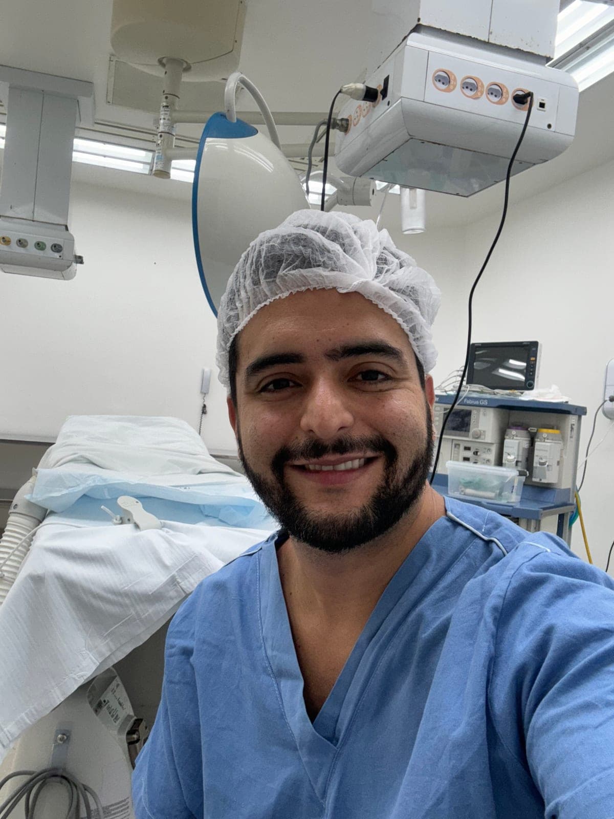 Dr. Jônatas paramentado no centro cirúrgico do Hospital Geral de Fortaleza