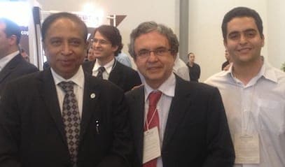 Dr. Jônatas estudante ao lado de professores no congresso internacional IFHNOS
