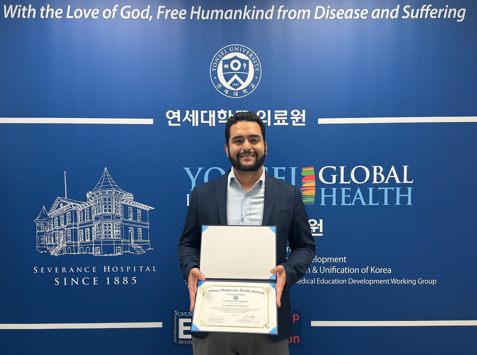 Dr. Jônatas com o certificado do treinamento na Yonsei University, Coreia do Sul