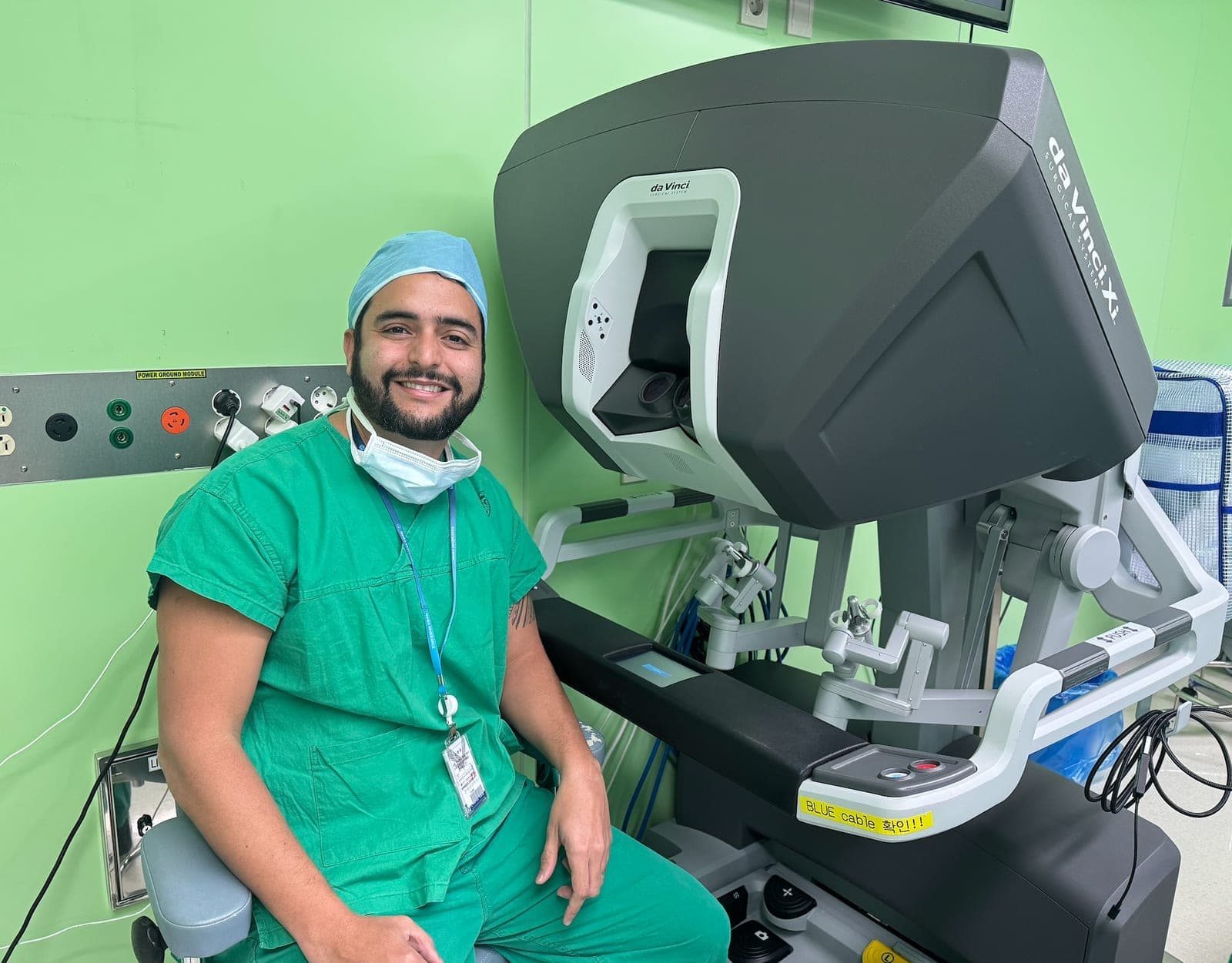 Dr. Jônatas ao lado do console do robô cirúrgico da Vinci