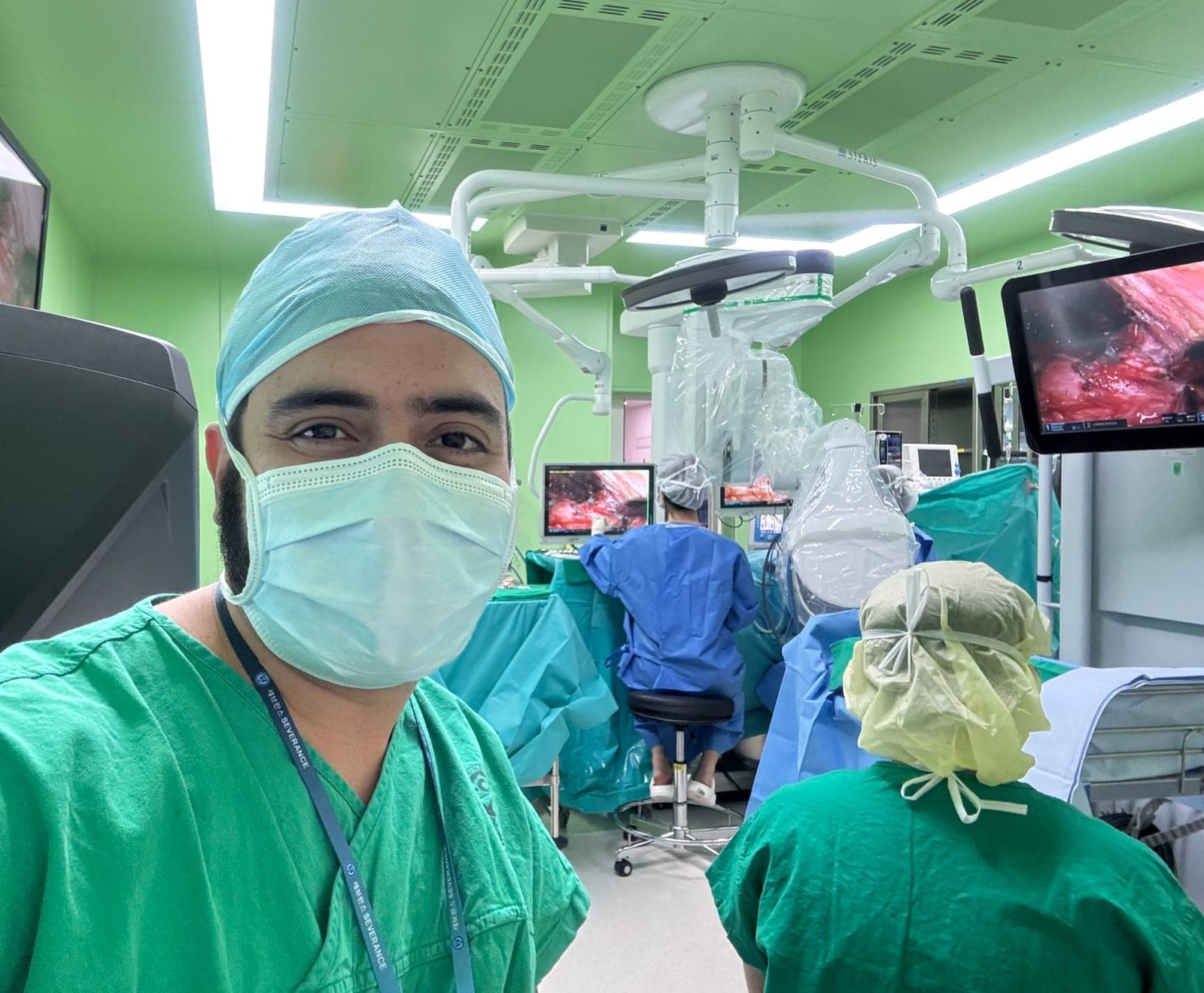 Dr. Jônatas paramentado dentro do centro cirúrgico durante cirurgia robótica na Coreia do Sul