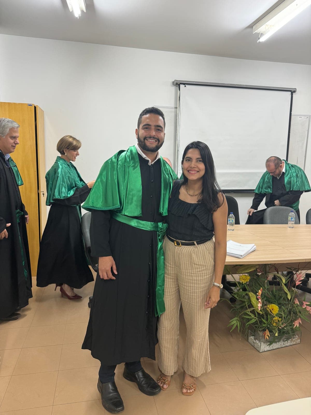 Dr. Jônatas de beca no dia da defesa do doutorado, ao lado da esposa