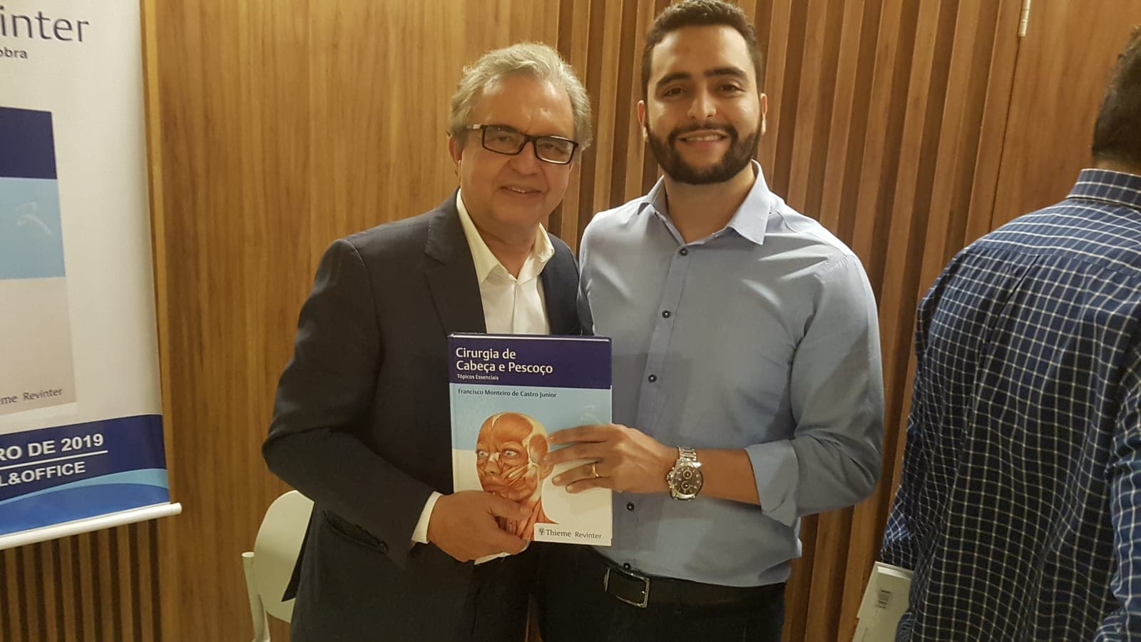 Dr. Jônatas com o Dr. Monteiro no lançamento do livro do serviço de cabeça e pescoço em 2019