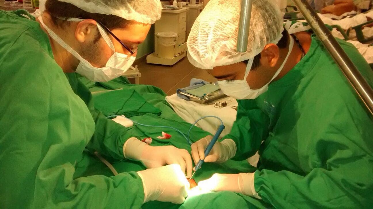 Dr. Jônatas operando durante a residência de cirurgia geral no Instituto Dr. José Frota