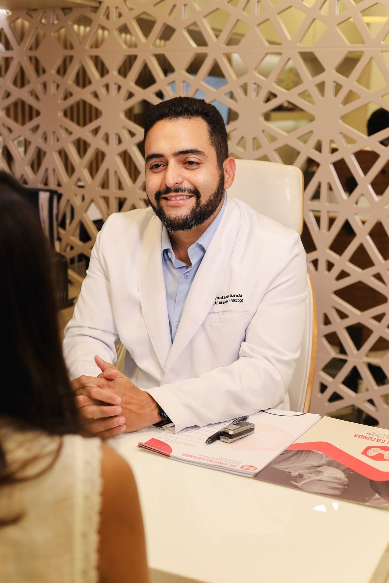 Dr. Jônatas Catunda atendendo paciente em consultório