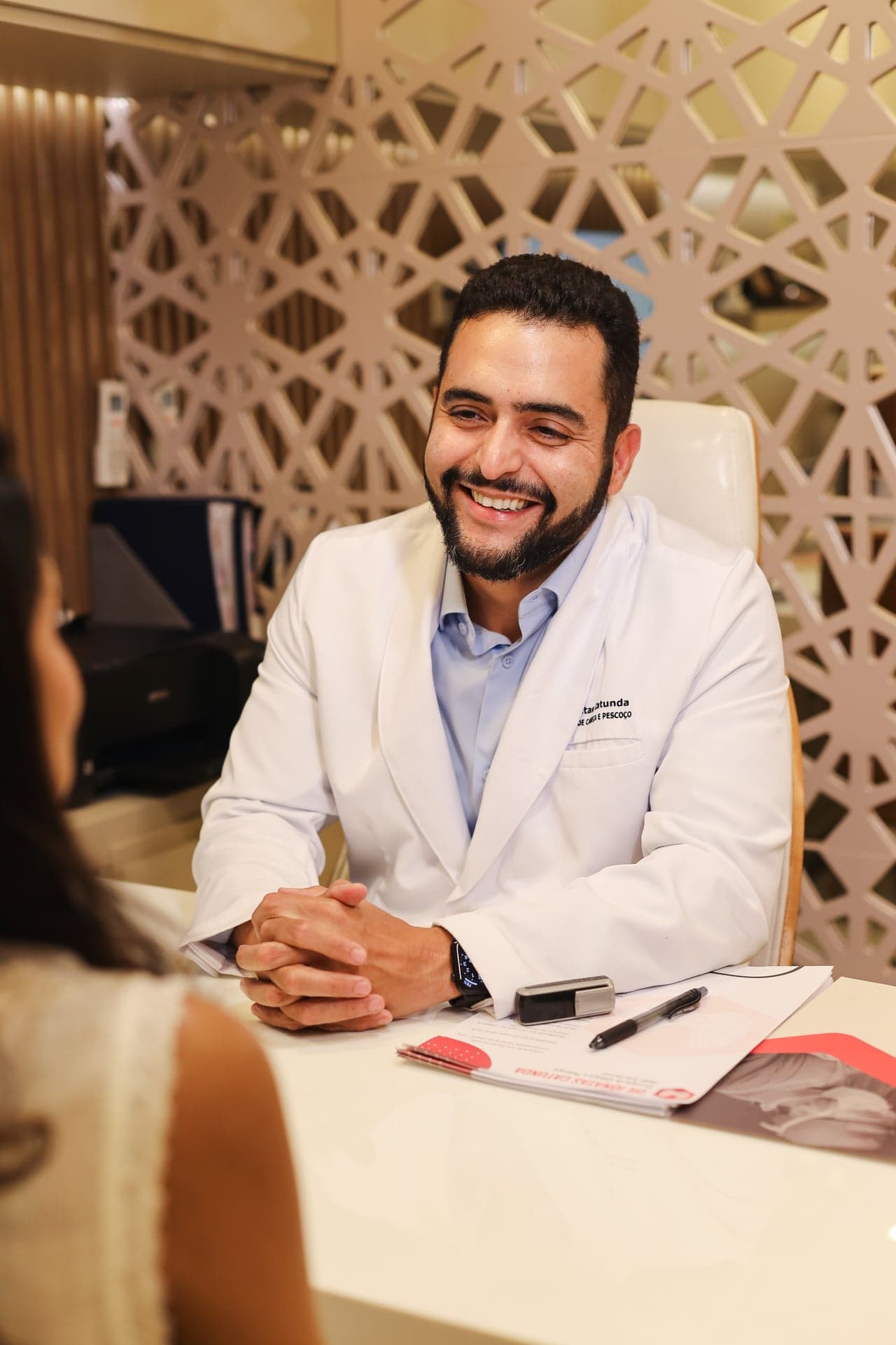 Dr. Jônatas Catunda atendendo paciente