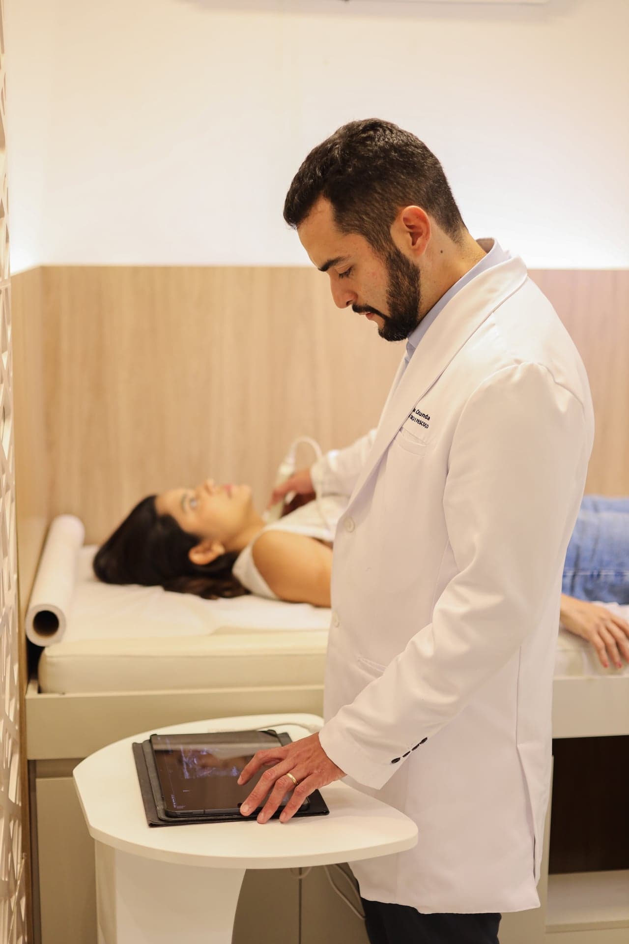 Dr. Jônatas realizando exame de ultrassom de tireoide