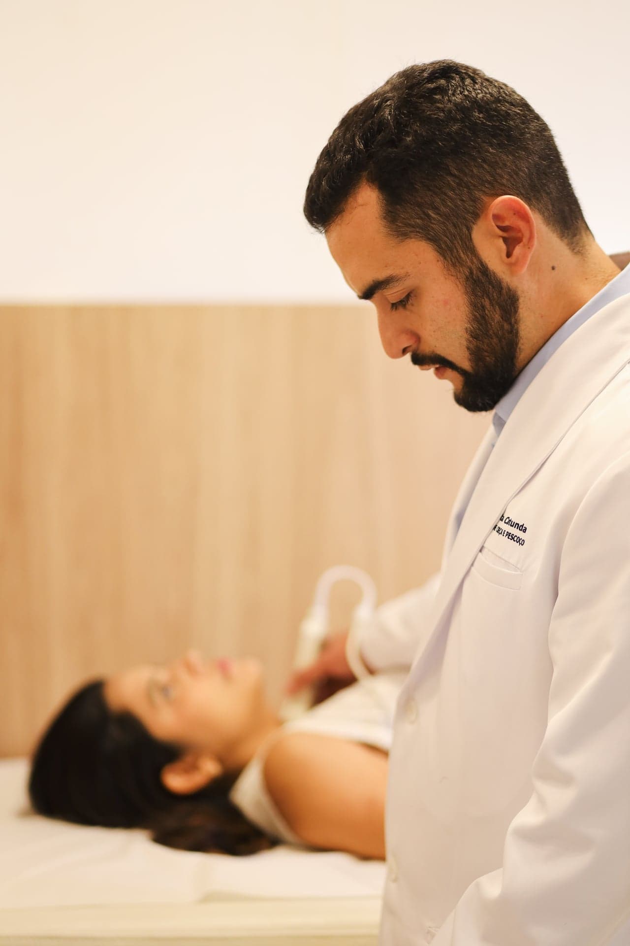 Dr. Jônatas realizando exame de ultrassom de tireoide