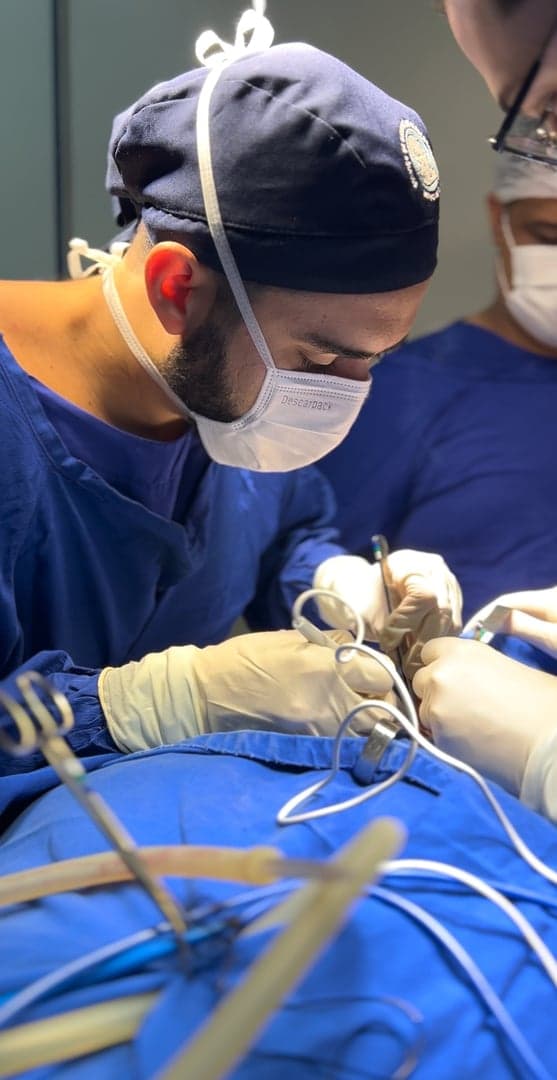 Dr. Jônatas durante procedimento cirúrgico