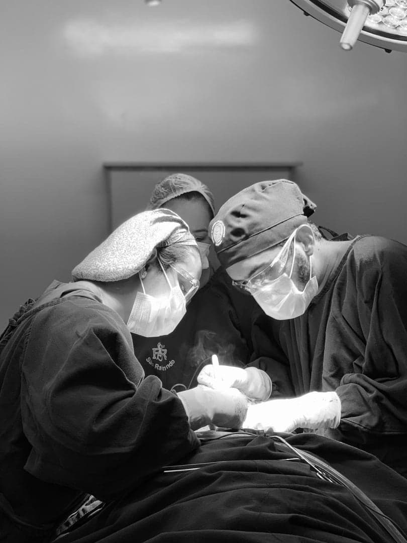 Dr. Jônatas realizando cirurgia com foco no procedimento