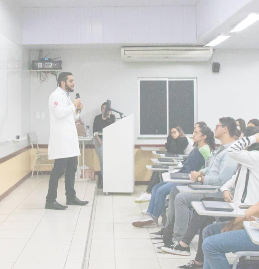 Dr. Jônatas dando aula teórica