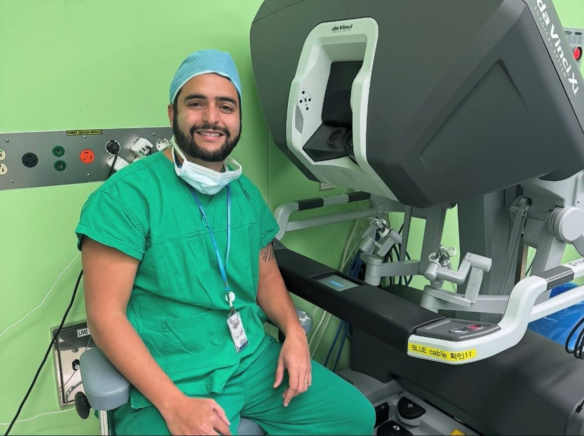 Dr. Jônatas em treinamento de cirurgia robótica